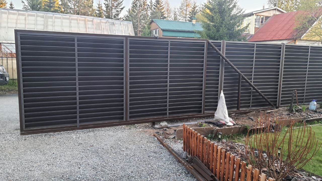 Забор-жалюзи из ламелей ЭКО-Z-US 12м RAL8019/8019 Темный Шоколад двусторонний МАТТЕ фото 3 в Березниках