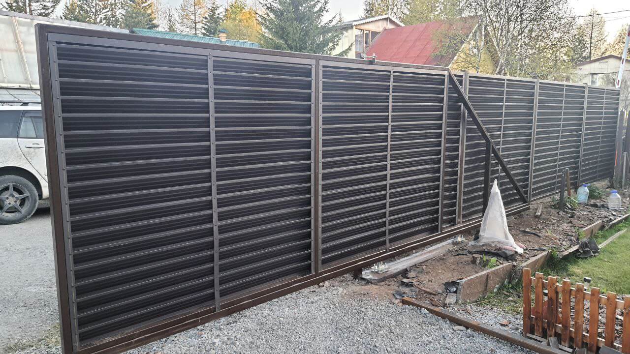 Забор-жалюзи из ламелей ЭКО-Z-US 12м RAL8019/8019 Темный Шоколад двусторонний МАТТЕ фото 1 в Березниках