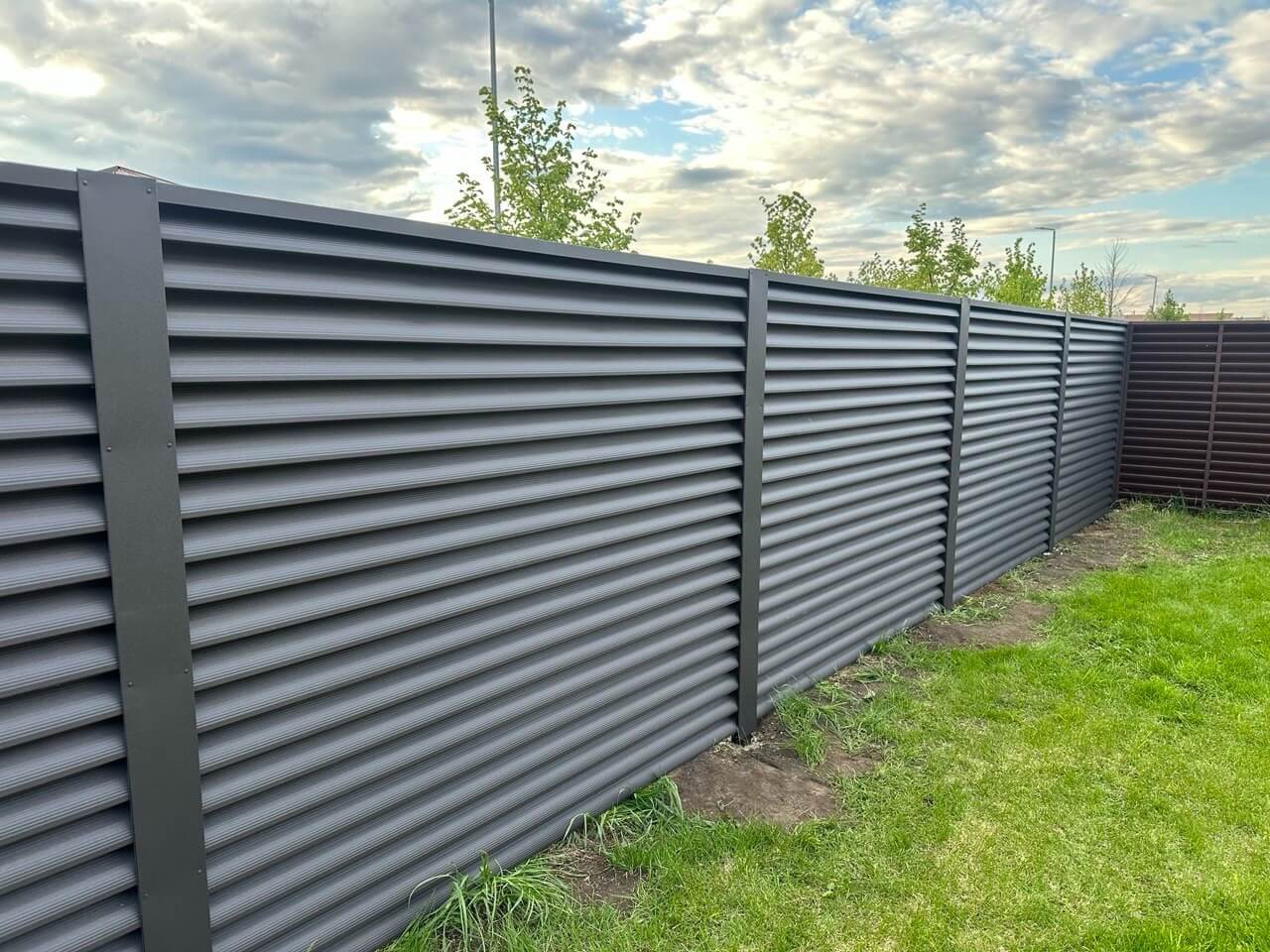 Забор из ламелей еврожалюзи 43м RAL8019/8019 Темный Шоколад двусторонний МАТТЕ фото 1 в Березниках