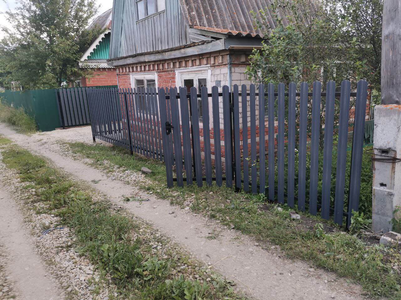 Забор из евроштакетника 7м RAL7024/7024 Серый Графит двусторонний фото 3 в Березниках