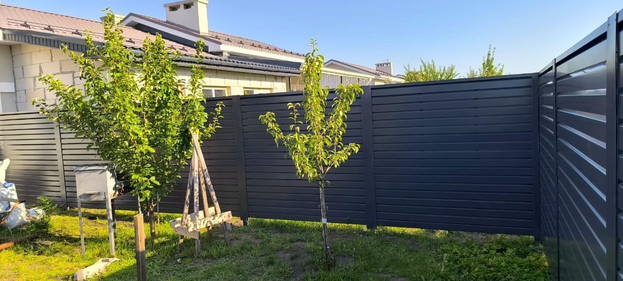 Забор-жалюзи из ламелей Хай-Тек 62м RAL7024/7024 Серый Графит двусторонний фото 4 в Березниках