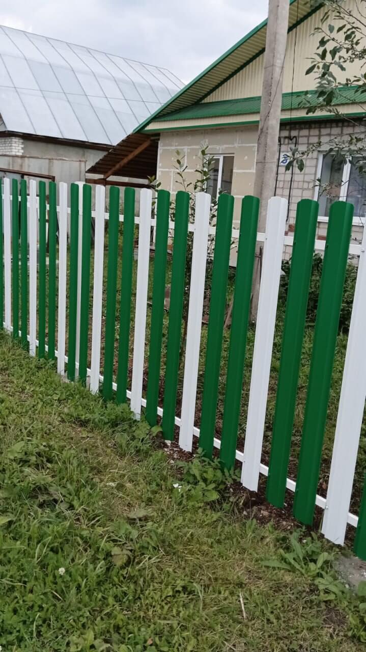 Забор из евроштакетника 10м RAL9003 Белый, RAL6029 Зеленая Мята фото 2 в Березниках