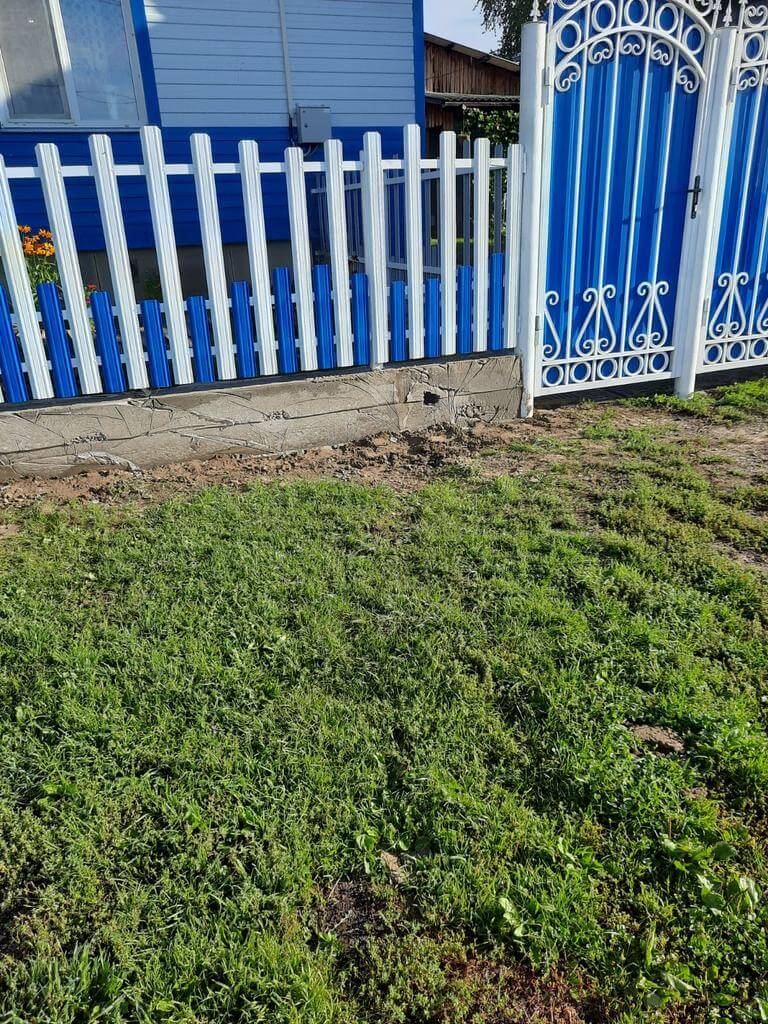 Забор из евроштакетника 14м RAL9003 Белый, RAL5005 Синий Сигнал фото 2 в Березниках