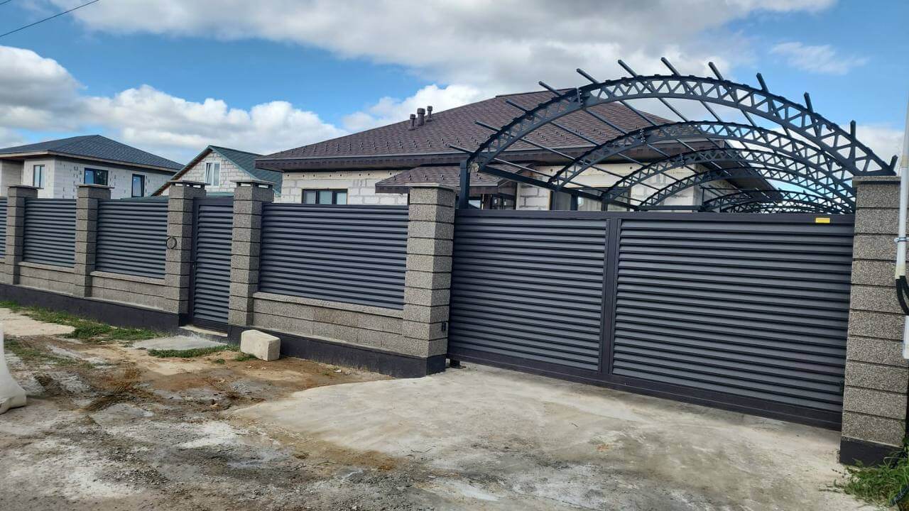 Забор-жалюзи из ламелей Реснички 27м RAL8019/8019 Темный Шоколад двусторонний МАТТЕ фото 2 в Березниках