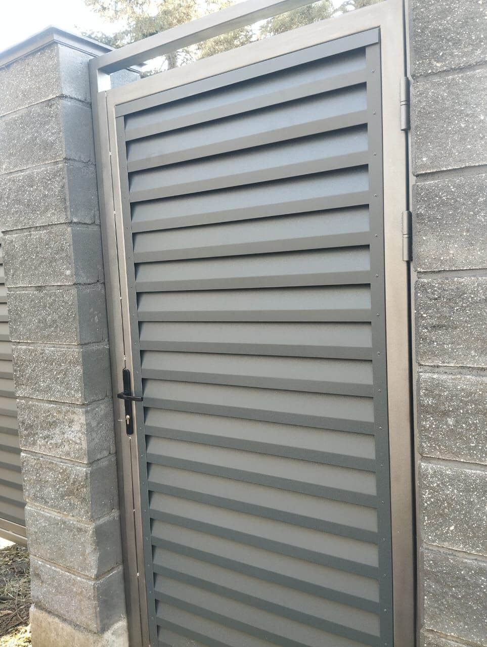 Откатные ворота с калиткой из ламелей Реснички RAL7024/7024 Серый Графит двусторонний МАТТЕ фото 2 в Березниках