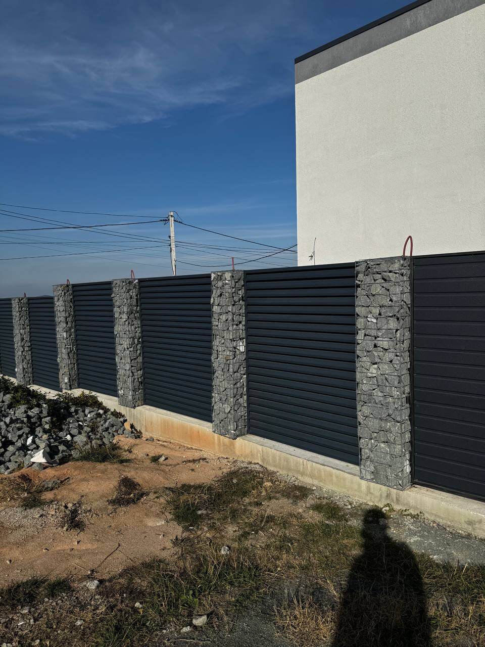 Забор-жалюзи из ламелей ЭКО-Z-US усиленных 36м RAL7024/7024 Серый Графит двусторонний МАТТЕ фото 6 в Березниках