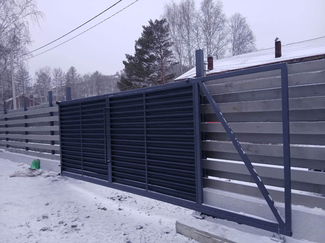 Входная группа из ламелей Хай-Тек RAL7024/7024 Серый Графит двусторонний МАТТЕ фото 4 в Березниках