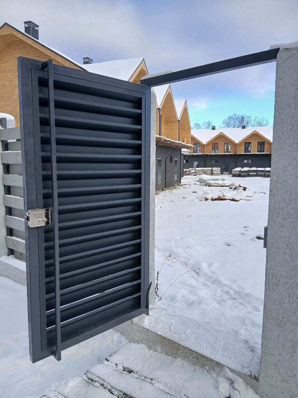 Входная группа из ламелей Хай-Тек RAL7024/7024 Серый Графит двусторонний МАТТЕ фото 21 в Березниках