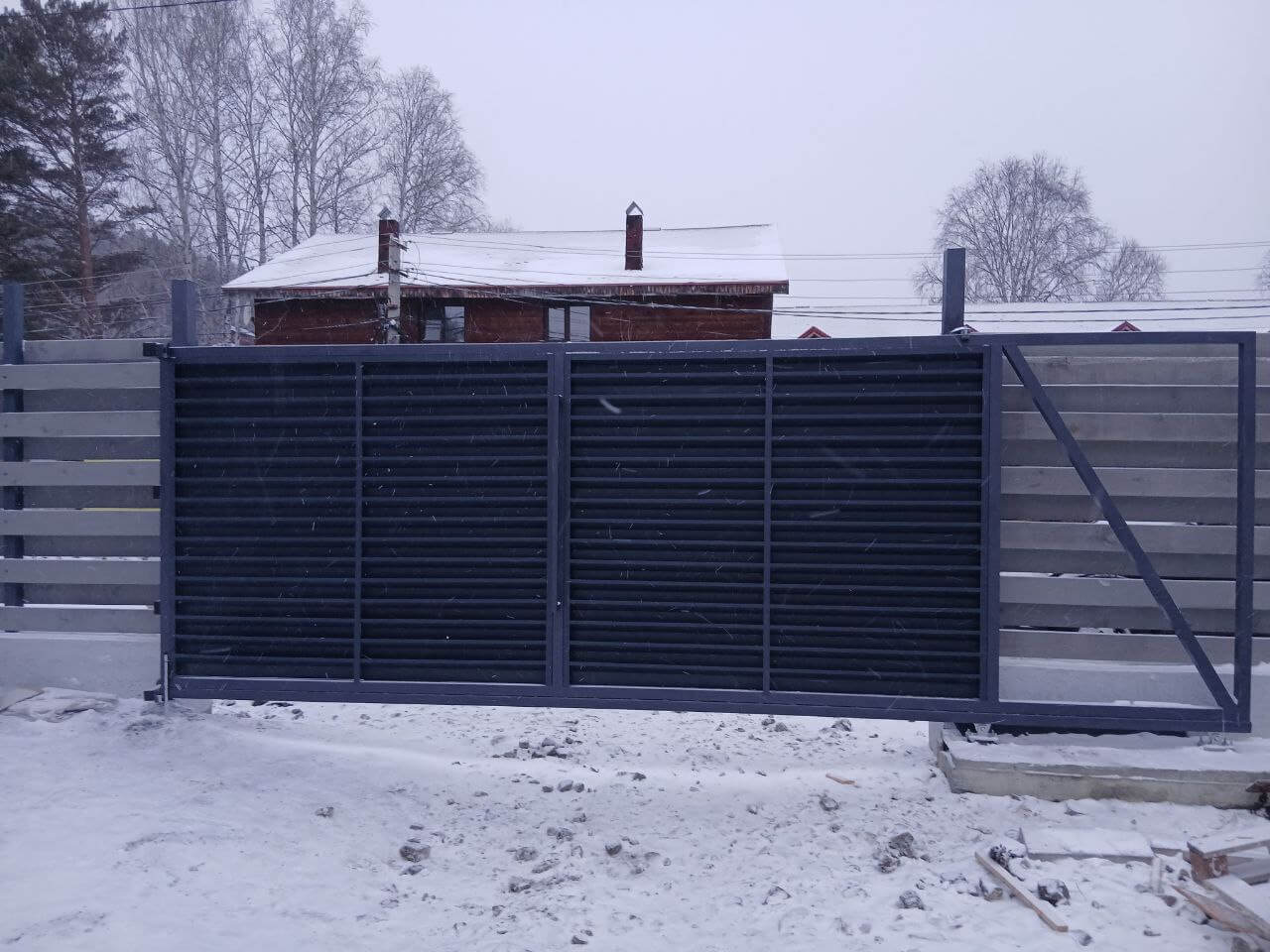 Входная группа из ламелей Хай-Тек RAL7024/7024 Серый Графит двусторонний МАТТЕ фото 17 в Березниках
