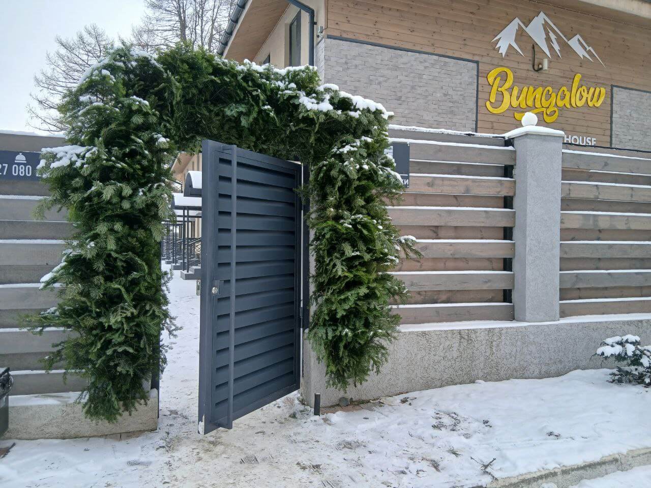 Входная группа из ламелей Хай-Тек RAL7024/7024 Серый Графит двусторонний МАТТЕ фото 15 в Березниках