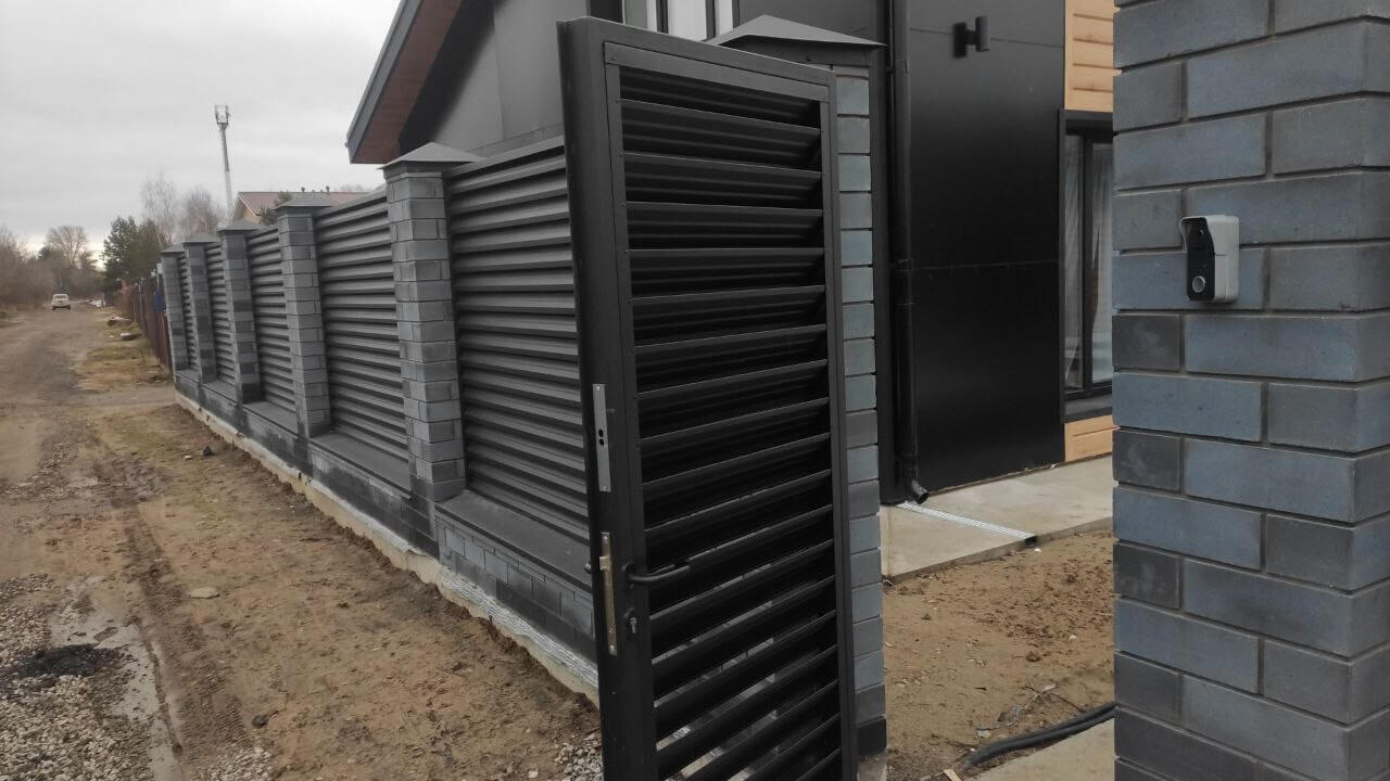 Забор-жалюзи из ламелей ЭКО-Z 17м RAL9005/9005 Черный МАТТЕ фото 1 в Березниках