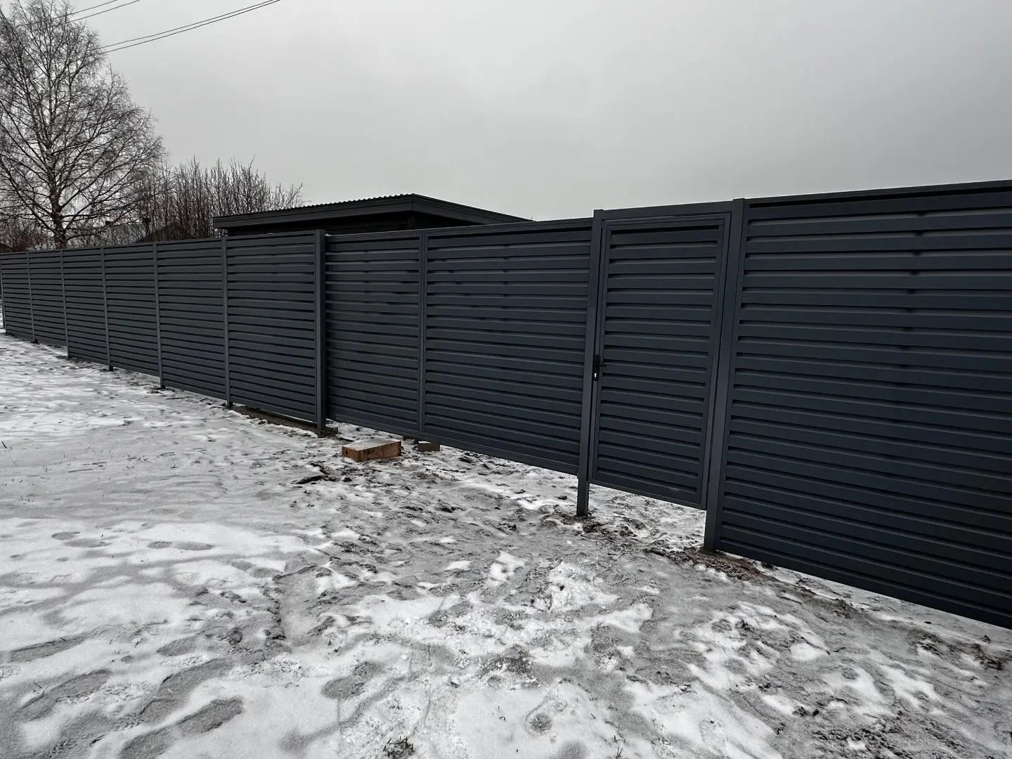 Забор-жалюзи из ламелей Хай-Тек 20м RAL7024/7024 Серый Графит двусторонний МАТТЕ фото 4 в Березниках