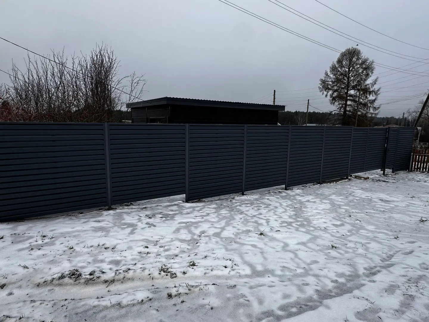 Забор-жалюзи из ламелей Хай-Тек 20м RAL7024/7024 Серый Графит двусторонний МАТТЕ фото 3 в Березниках