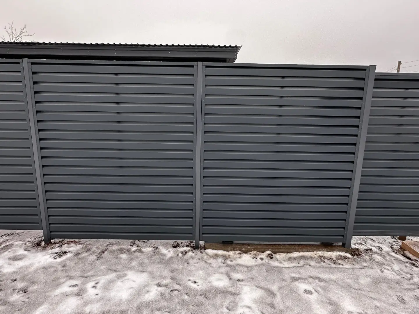Забор-жалюзи из ламелей Хай-Тек 20м RAL7024/7024 Серый Графит двусторонний МАТТЕ фото 2 в Березниках