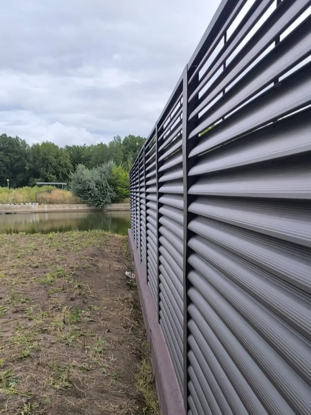 Забор-жалюзи из ламелей еврожалюзи 86м RAL8019/8019 Темный Шоколад двусторонний МАТТЕ фото 7 в Березниках