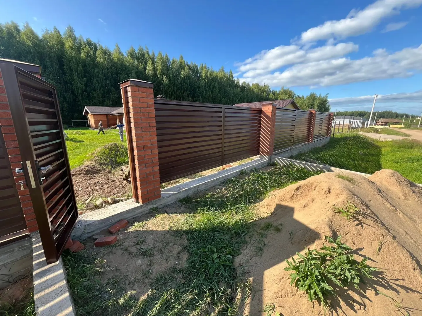 Забор-жалюзи из ламелей Хай-Тек 26м RAL8017/8017 Шоколад двусторонний фото 5 в Березниках