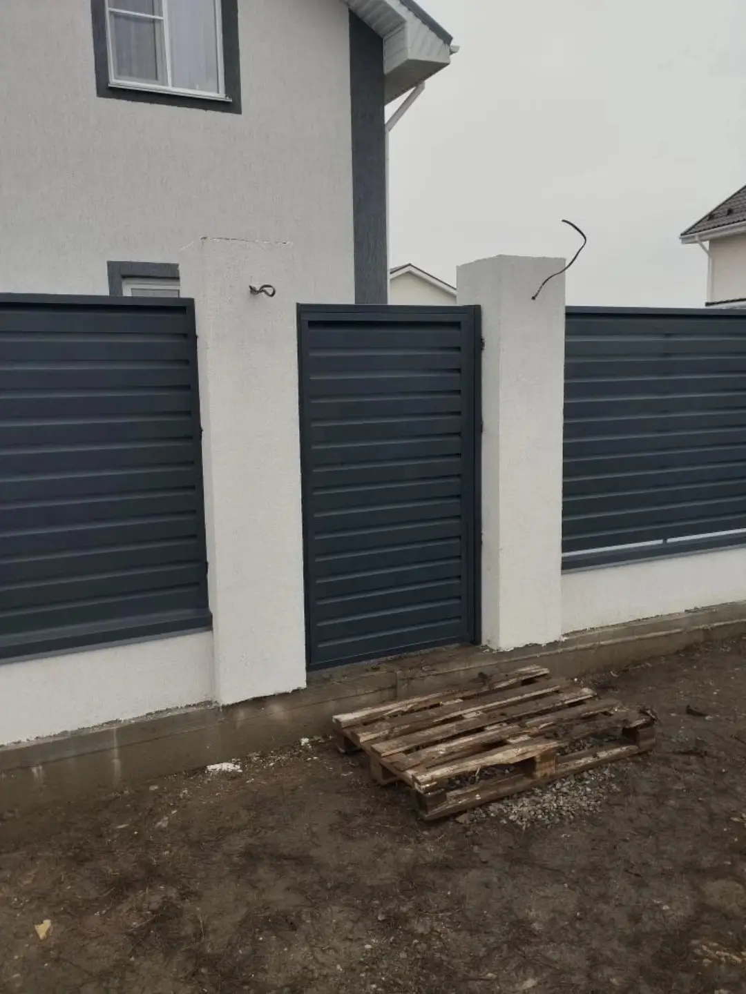 Забор-жалюзи из ламелей Хай-Тек 12м RAL7024 Серый Графит МАТТЕ фото 1 в Березниках