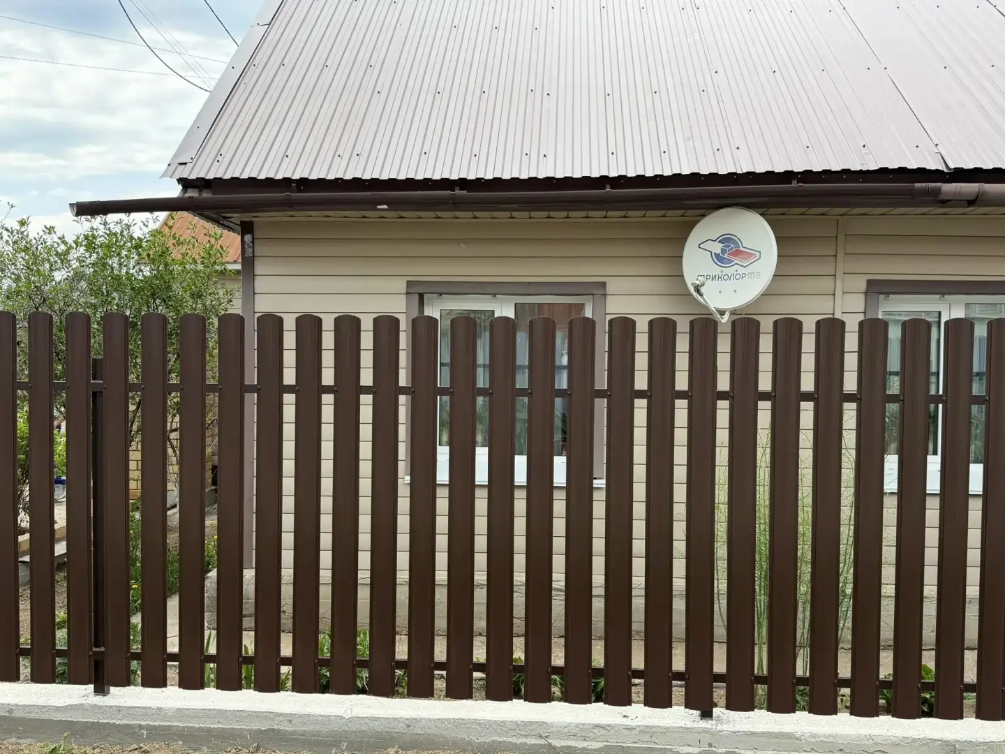 Комбинированный забор из ламелей ЭКО-Z-US и евроштакетника 18м RAL8017 Шоколад МАТТЕ, Полиэстер фото 3 в Березниках