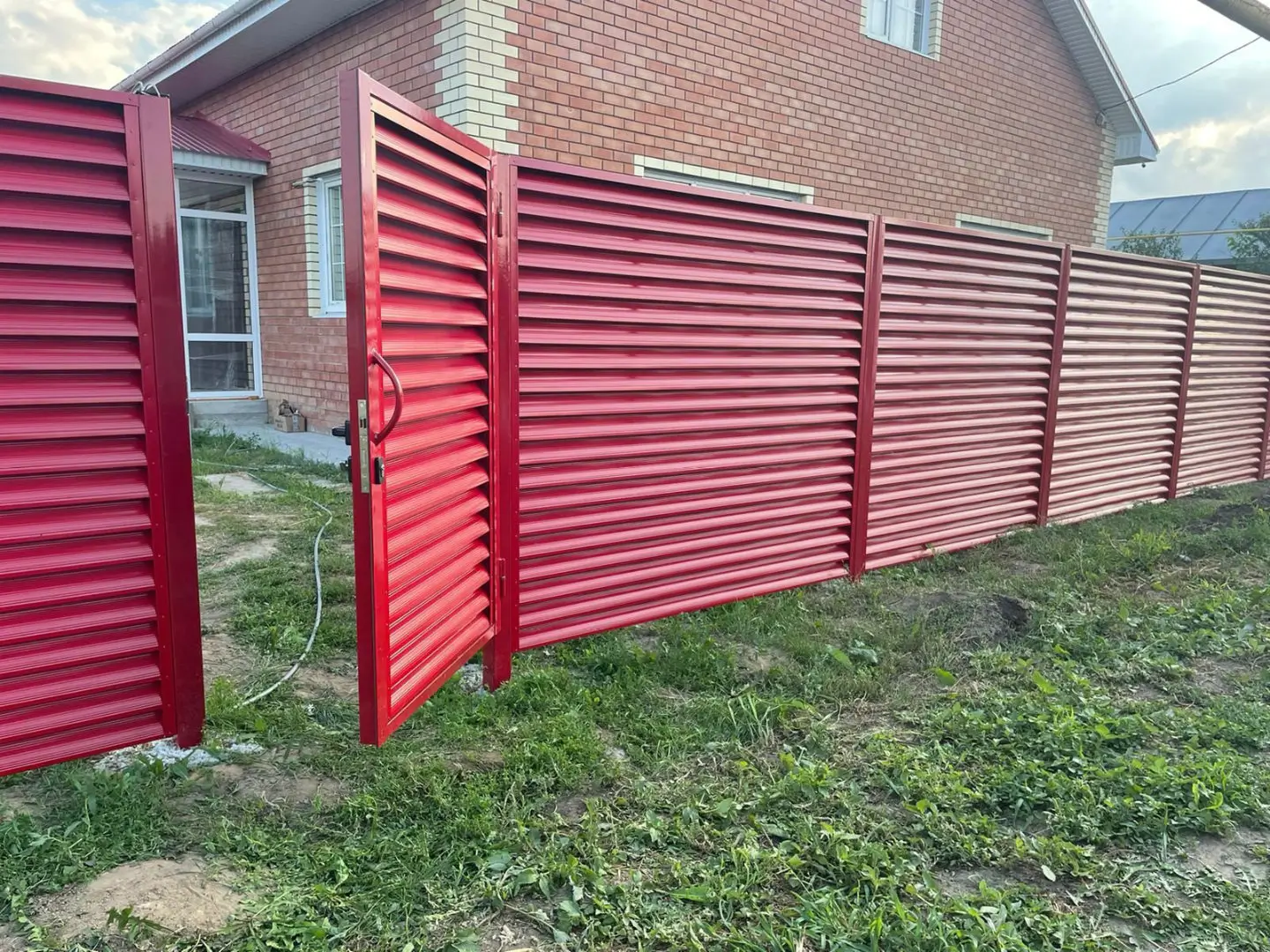 Забор-жалюзи из ламелей Еврожалюзи 24м RAL3003 Рубин фото 6 в Березниках