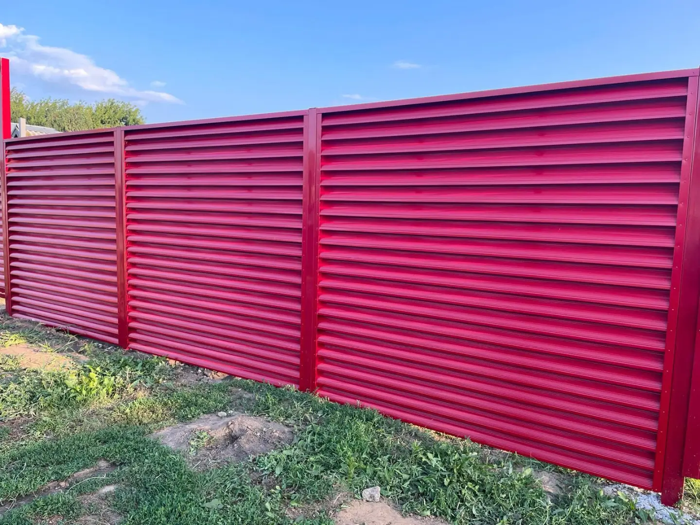 Забор-жалюзи из ламелей Еврожалюзи 24м RAL3003 Рубин фото 2 в Березниках