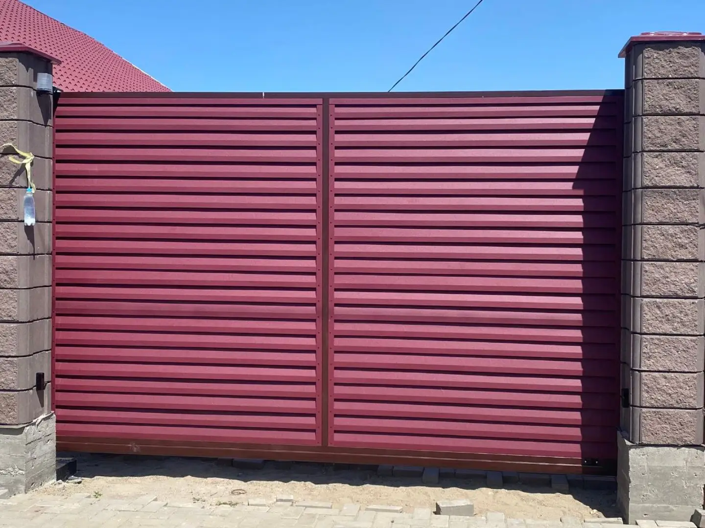Входная группа из ламелей Реснички RAL3005 Красное Вино Rooftop Бархат фото 1 в Березниках