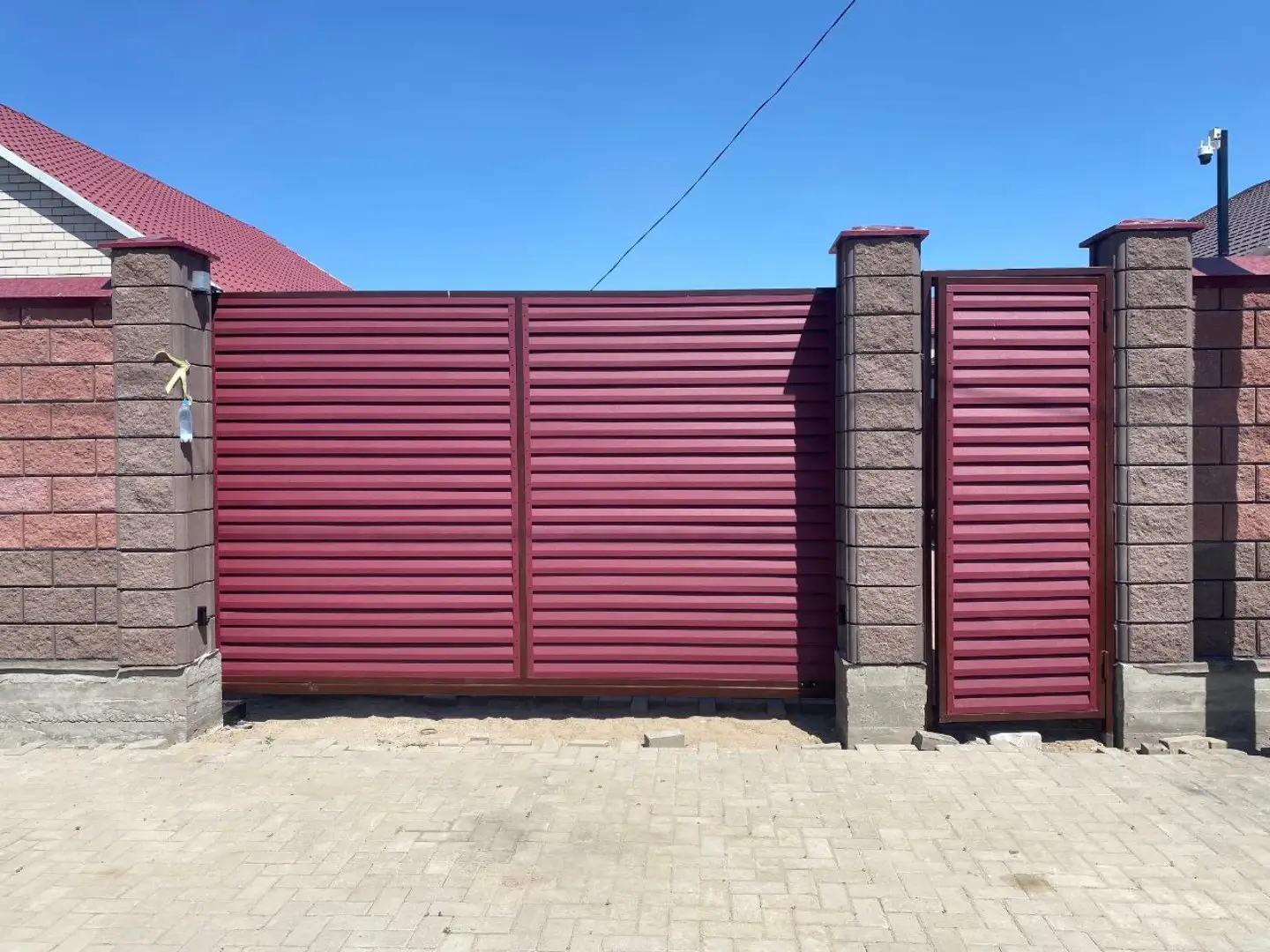 Входная группа из ламелей Реснички RAL3005 Красное Вино Rooftop Бархат в Березниках