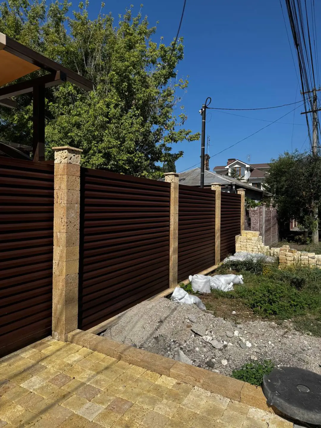 Забор-жалюзи из ламелей Реснички 12м RAL8017 Шоколад МАТТЕ фото 6 в Березниках