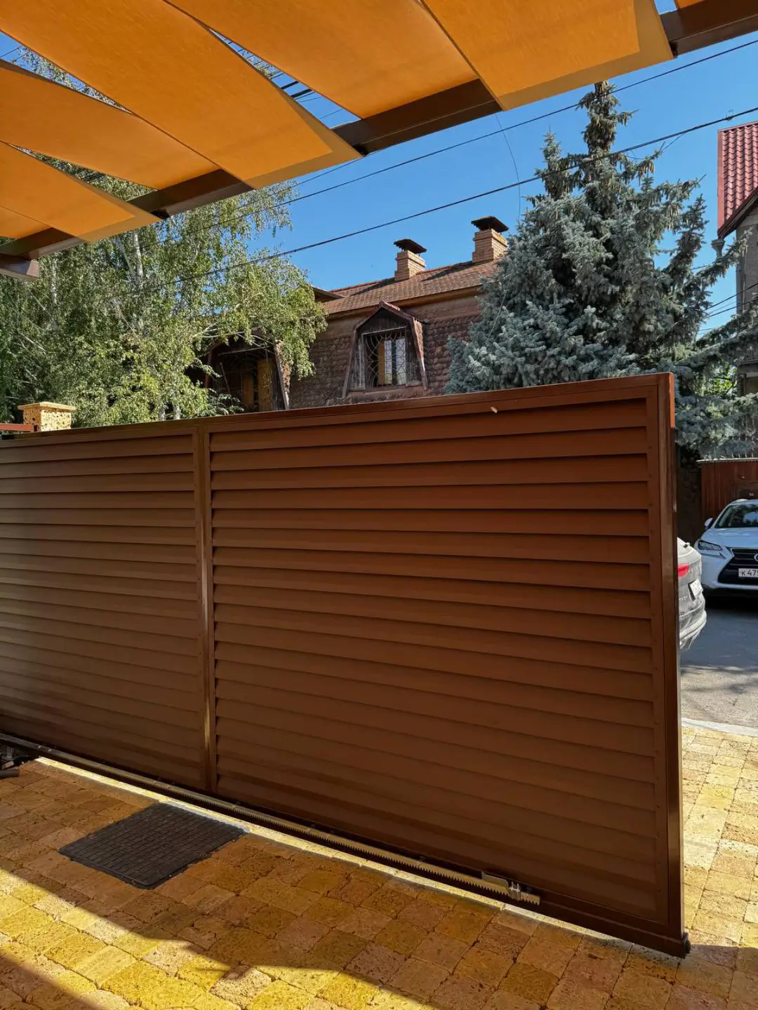 Забор-жалюзи из ламелей Реснички 12м RAL8017 Шоколад МАТТЕ фото 3 в Березниках