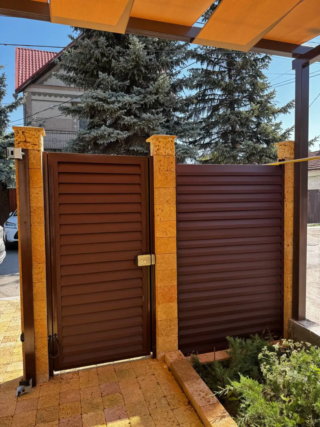 Забор-жалюзи из ламелей Реснички 12м RAL8017 Шоколад МАТТЕ фото 1 в Березниках
